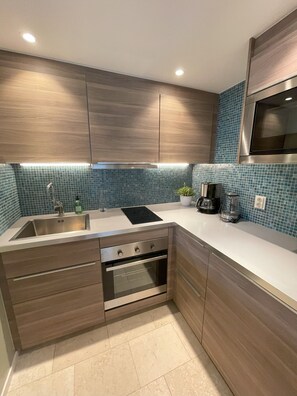 Réfrigérateur, four à micro-ondes, un four, surface de cuisson