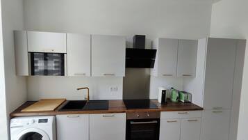 Een koelkast, een microgolfoven, een oven, een kookplaat