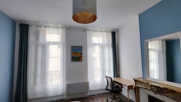 3 slaapkamers, een bureau, een strijkplank/strijkijzer, reisbedje