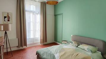 3 bedrooms, desk, iron/ironing board, travel crib