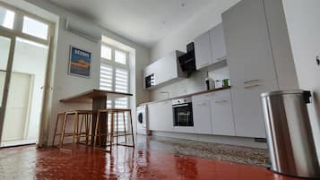 Een koelkast, een microgolfoven, een oven, een kookplaat