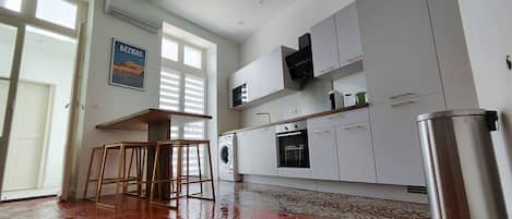 Een koelkast, een magnetron, een oven, een kookplaat