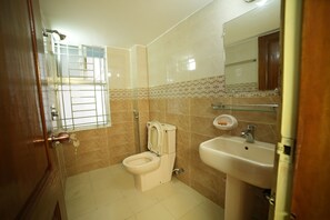 SĂšche-cheveux, savon, papier toilette