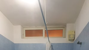 A bathroom with a bathtub, toilet, and sink. - Room-enki's Guesthouse Tirana (Tirana)