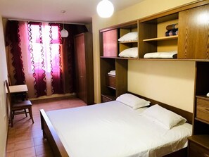 Shared Dormitory, 2 Bedrooms, City View - Room-enki's Guesthouse Tirana (Tirana)