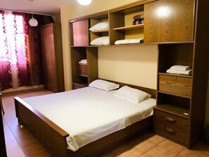 Shared Dormitory, 2 Bedrooms, City View - Room-enki's Guesthouse Tirana (Tirana)