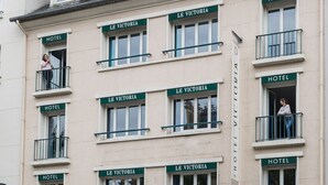 A hotel named Le Victoria with multiple balconies and a restaurant at the ground level. - Hôtel Restaurant Le Victoria (Rennes)