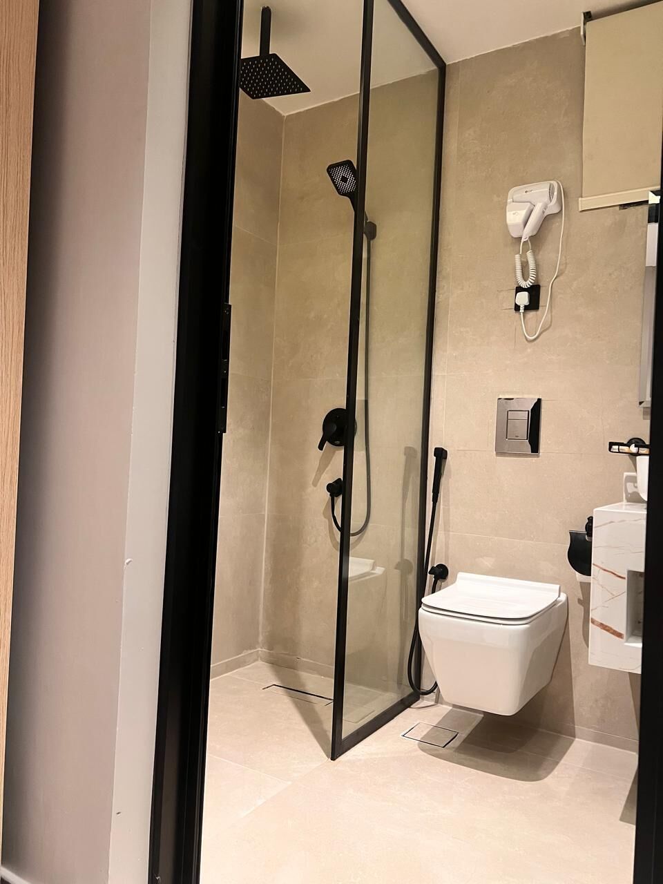 Single Room | Salle de bain | Douche, serviettes fournies