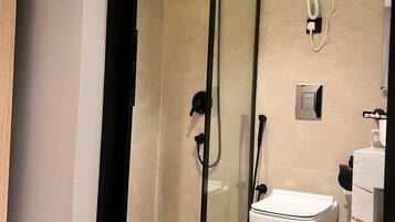 Single Room | Salle de bain | Douche, serviettes fournies