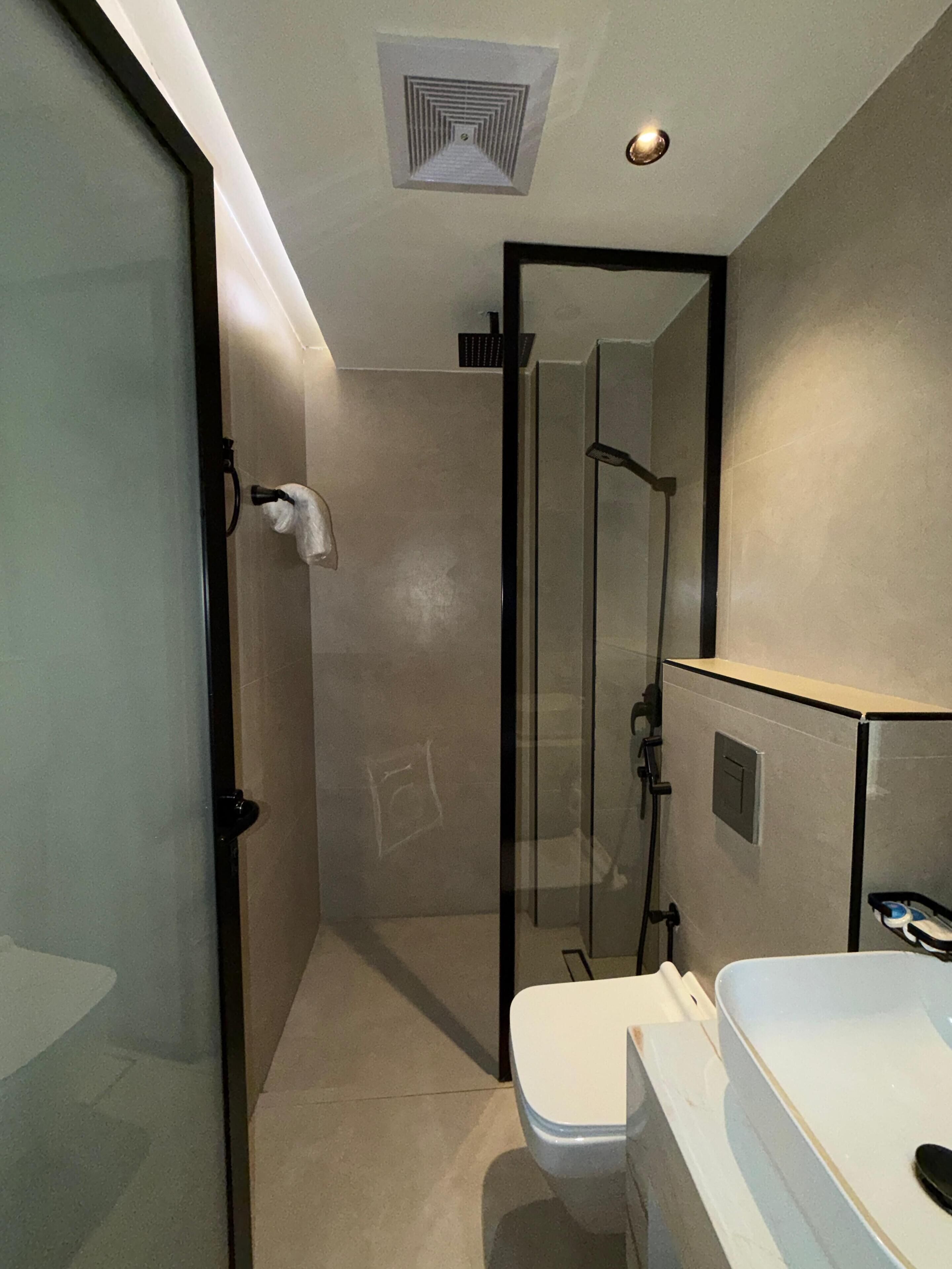 Single Room | Baño | Ducha y toallas