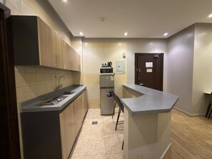 Mini-fridge, microwave, kitchen islands - السعاده سويت للشقق المخدومه (Riyadh)
