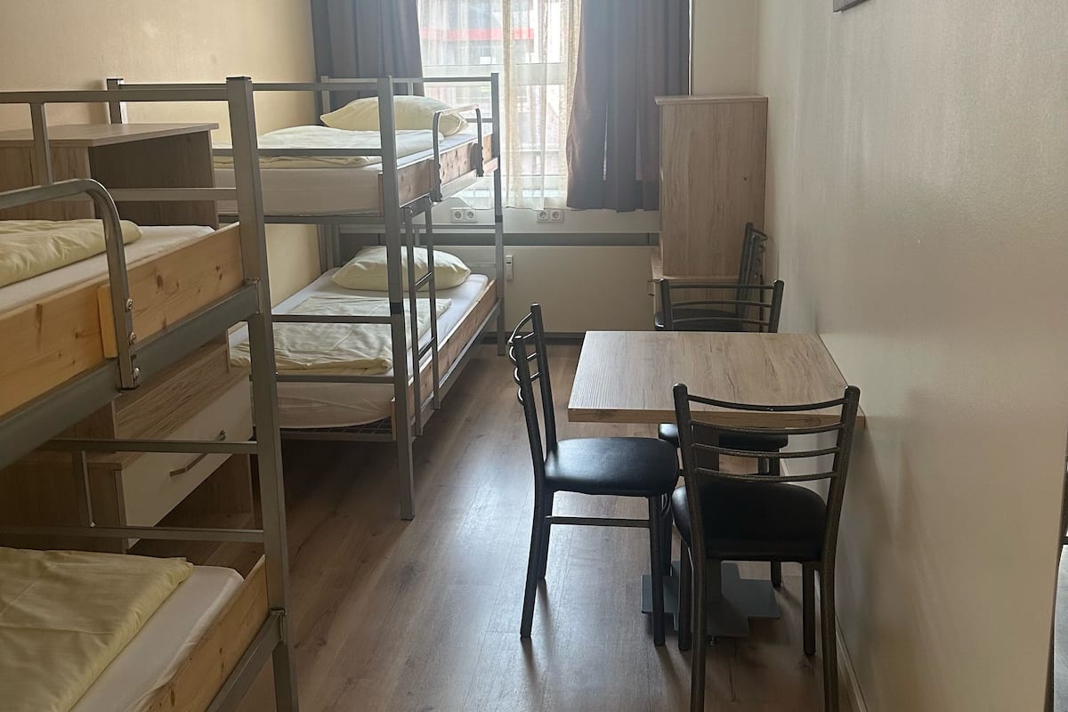 Habitación cuádruple básica | 1 habitación, escritorio, wifi gratis y ropa de cama