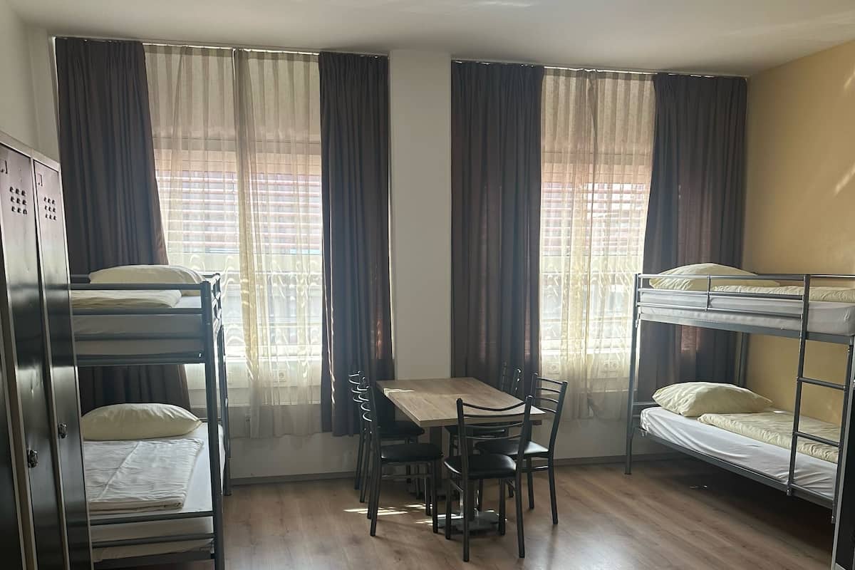 Habitación (6 Bett Zimmer) | 1 habitación, escritorio, wifi gratis y ropa de cama