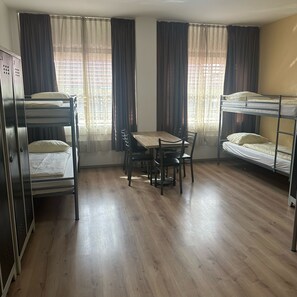 Habitación (6 Bett Zimmer) | Escritorio, wifi gratis y ropa de cama 