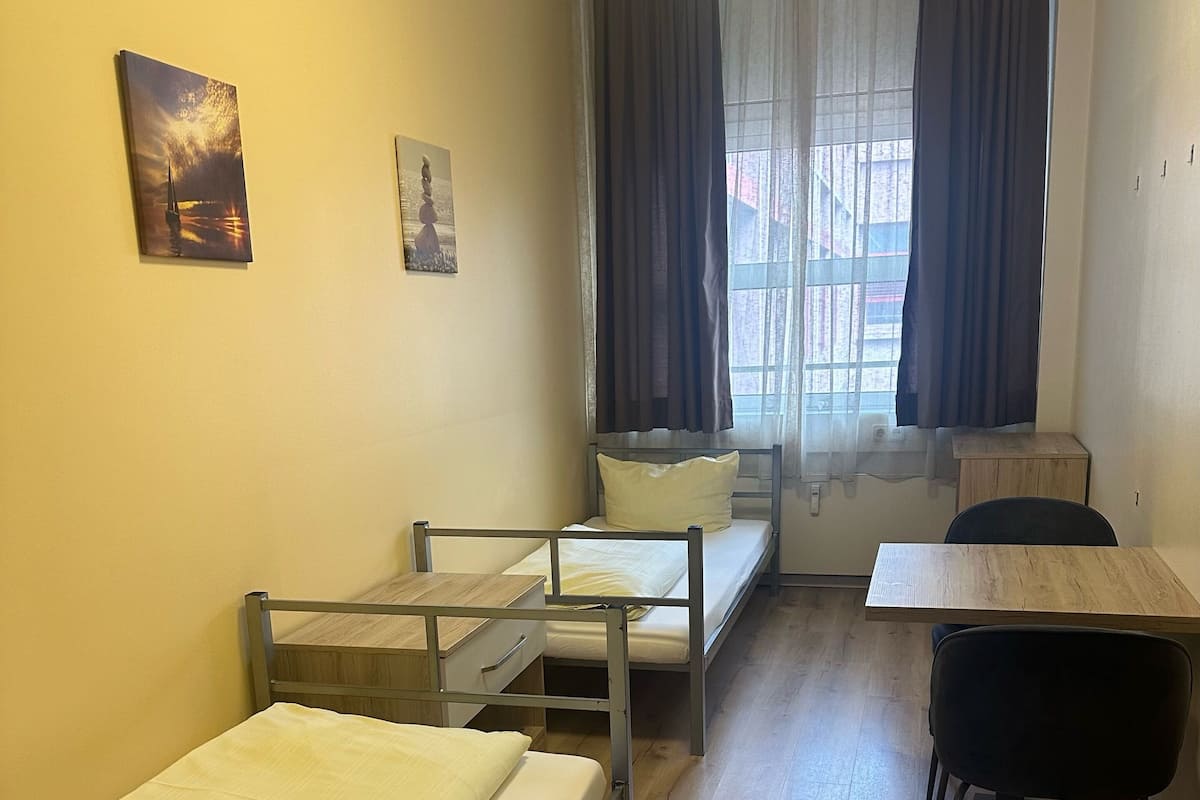 Habitación con 2 camas individuales | 1 habitación, escritorio, wifi gratis y ropa de cama