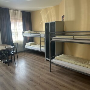Room (6 Bett Zimmer) | Desk, free WiFi, bed sheets -  C & N Hostel Munich (Munich)