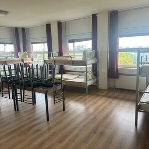 Desk, free WiFi, bed sheets -  C & N Hostel Munich (Munich)
