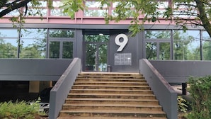 A staircase leading to a building with a large number 9 on the wall. - Sitya Hostel München (Munich)