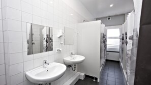 Regadera, secadora de cabello, papel de baño 