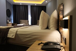 Classic Oda, 1 Çift Kişilik Yatak, Şehir Manzaralı | Mısır pamuklu çarşaf takımı, kaliteli yatak takımı, minibar, masa 