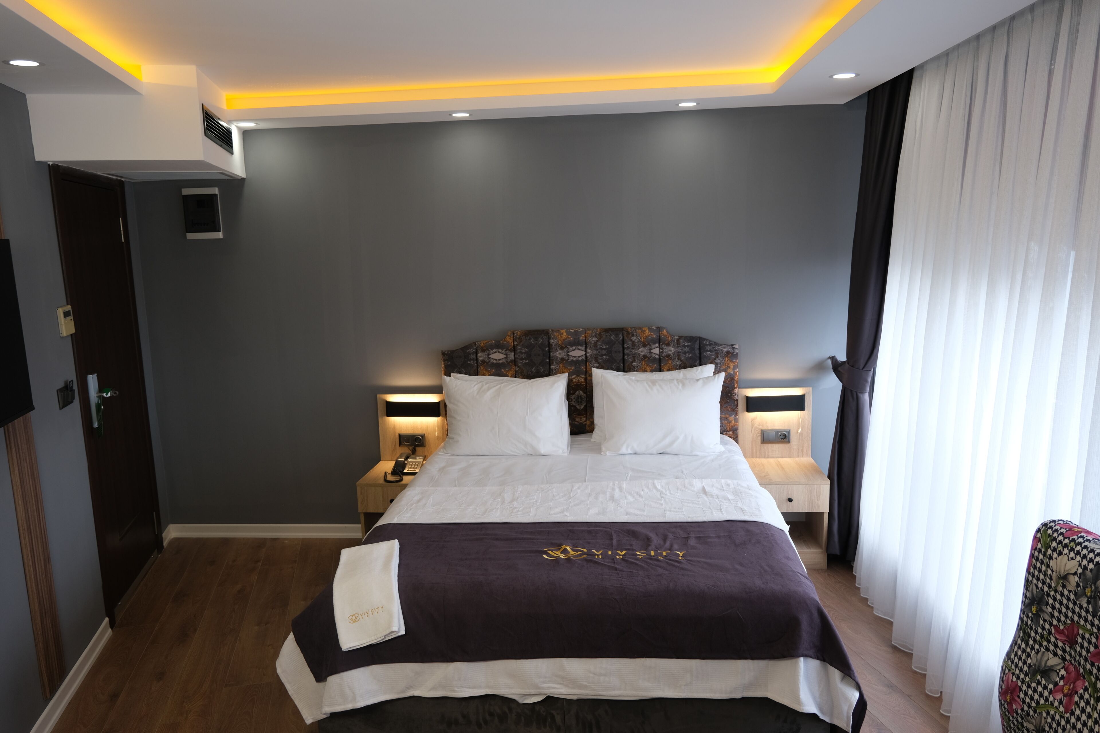 Mısır pamuklu çarşaf takımı, kaliteli yatak takımı, minibar, masa 