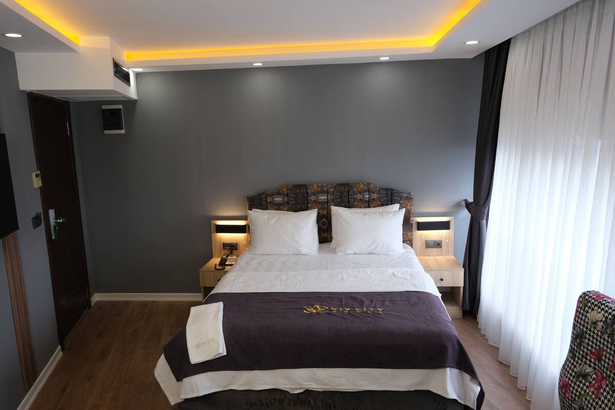Mısır pamuklu çarşaf takımı, kaliteli yatak takımı, minibar, masa