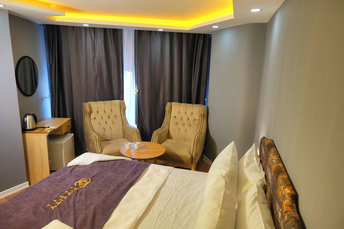 Classic Oda, 1 Çift Kişilik Yatak, Şehir Manzaralı | Mısır pamuklu çarşaf takımı, kaliteli yatak takımı, minibar, masa