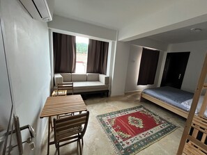 Exclusive Suite, 1 Katil Ratu (Queen) dengan Katil Sofa, Garden View | Cadar kapas Mesir, peralatan tempat tidur premium, bar mini, meja 