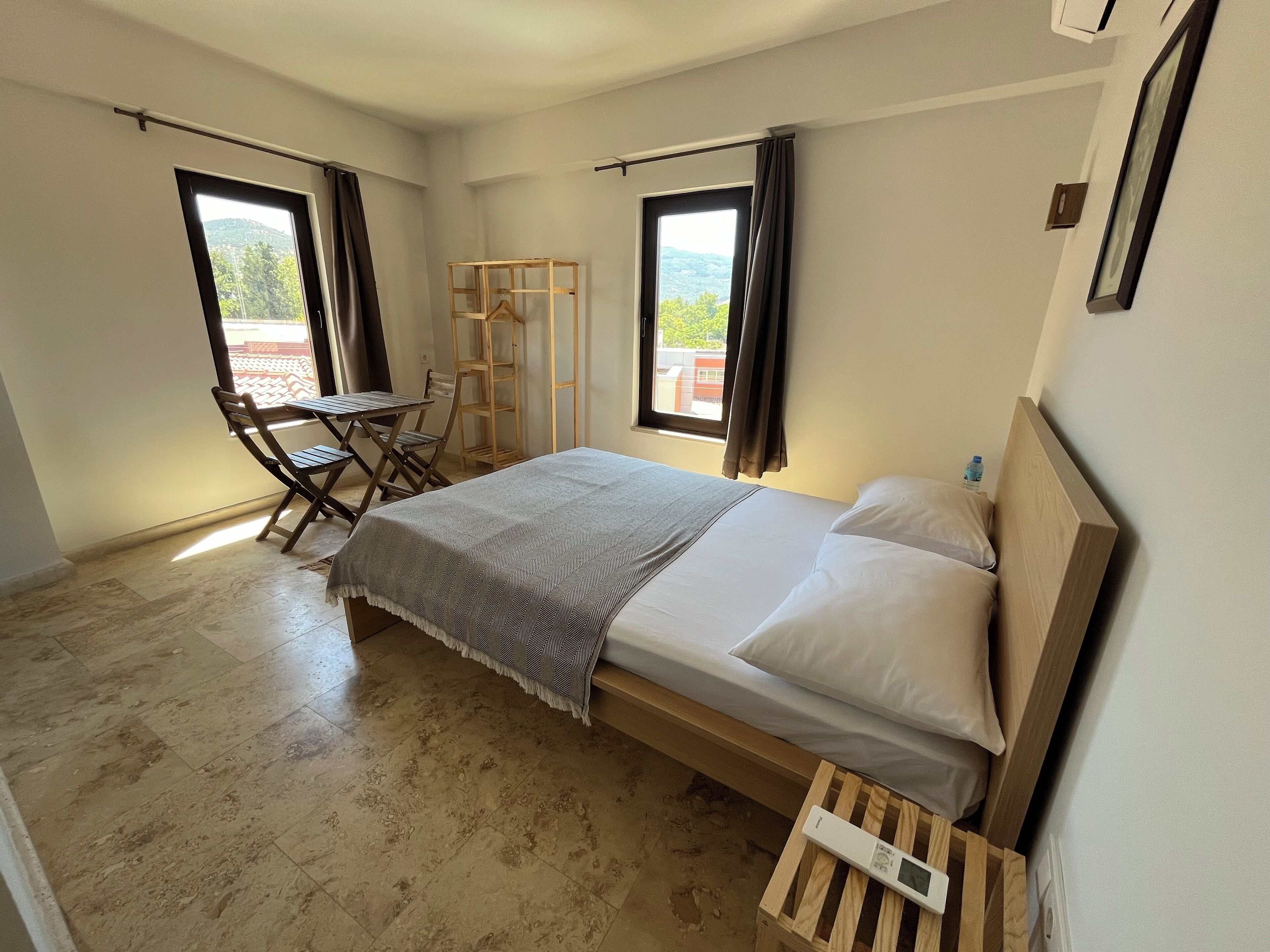 ملاءات من القطن المصري وأغطية فراش متميزة وميني بار ومكتب