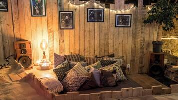 House, 2 Bedrooms, Smoking, Hot Tub | Interior