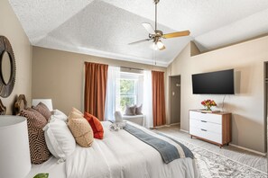 3 habitaciones, escritorio y tabla de planchar con plancha 