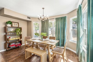 Dining - Welcome to The Jungalow (Fort Worth)