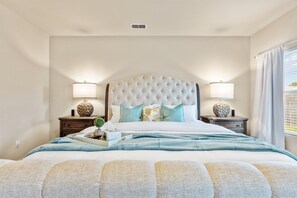 4 chambres, bureau, fer et planche à repasser, lit parapluie