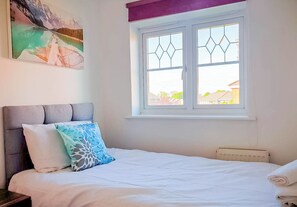 Comfort House | 3 bedrooms, down comforters, memory foam beds, individually decorated - Airport Lounge - 3Bed 6 Persons (Manchester)
