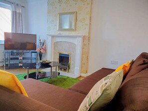 Comfort House | Television - Airport Lounge - 3Bed 6 Persons (Manchester)