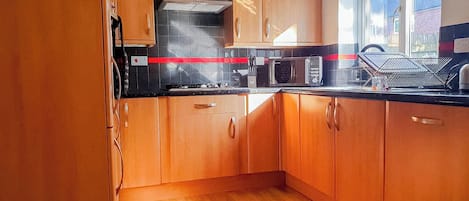 Comfort House | Private kitchen | Full-sized fridge, microwave, oven, stovetop