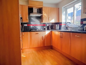 Casa Confort | Cocina privada | Refrigerador con congelador, microondas, horno y parrilla de estufa