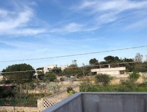 Um bairro residencial com casas e céu limpo.