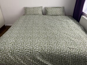 2 bedrooms, iron/ironing board, free WiFi, bed sheets - Charming 2-bed Apartment in Heathrow First Floor (Hayes)