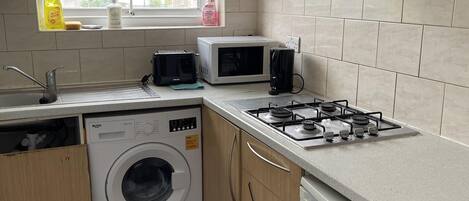 Departamento | Cocina privada | Refrigerador, microondas, horno y parrilla de estufa