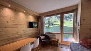 Living area - 20m from ski slopes, 1st floor, view ski slopes, terrace, ski locker, 27m², Méribel-Mottaret (Méribel - Les Allues)