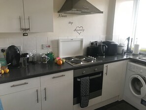 Apartment | Private kitchen | Fridge, oven, stovetop, electric kettle - Impeccable Studio Apartment by the London Eye (London)