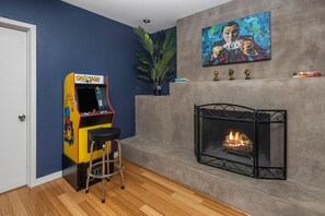 Interior - The Oasis - Heated Pool - Spa - Arcade (Scottsdale)