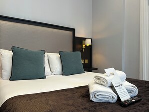 デラックス ダブルルーム | アイロン / アイロン台、WiFi (無料)、ベッドシーツ