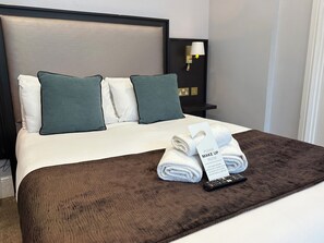 Deluxe Double Room | Iron/ironing board, free WiFi, bed sheets - Arran House Hotel (London)