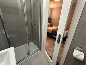 Economy Double Room | Bathroom | Shower, free toiletries, hair dryer, towels