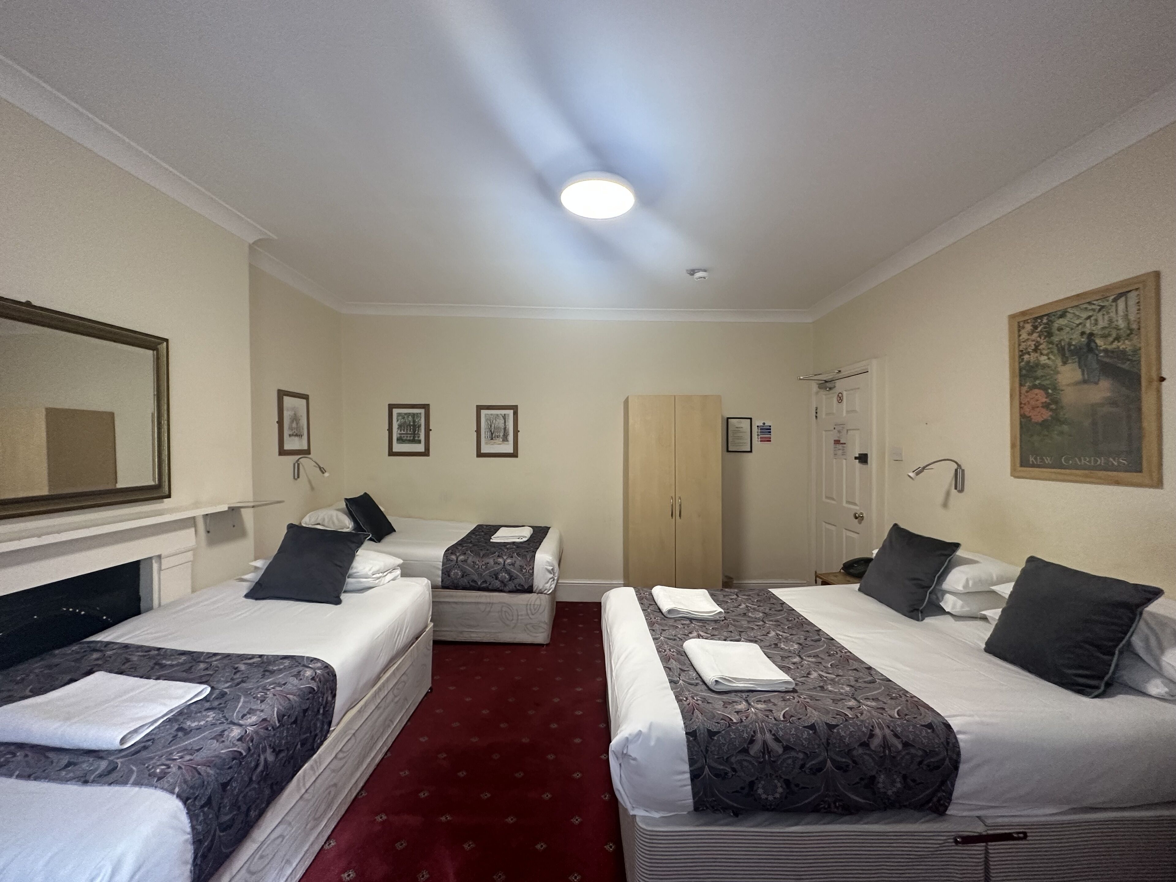 Quadruple Room | Iron/ironing board, free WiFi, bed sheets
