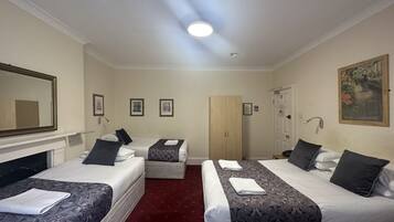 Tabla de planchar con plancha, wifi gratis y ropa de cama