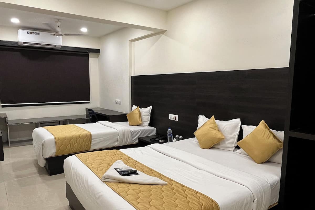 ห้องดีลักซ์ทริปเปิล | โต๊ะทำงาน, พื้นที่ทำงานแบบใช้แล็ปท็อป, Wi-Fi ฟรี, ผ้าปูที่นอน