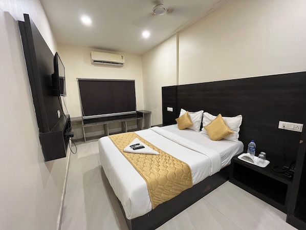 Deluxe Double Room | Desk, laptop workspace, free WiFi, bed sheets